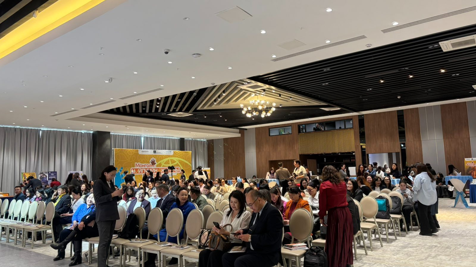 Нийгмийн ажлыг нийгмийн халамжаас салгаж ойлгох хэрэгтэй